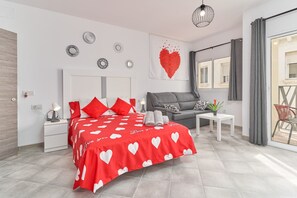 Tabla de planchar con plancha, wifi gratis y ropa de cama 