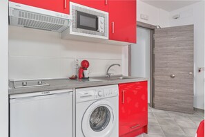 Køleskab, mikrobølgeovn, kogeplade, kaffe-/temaskine