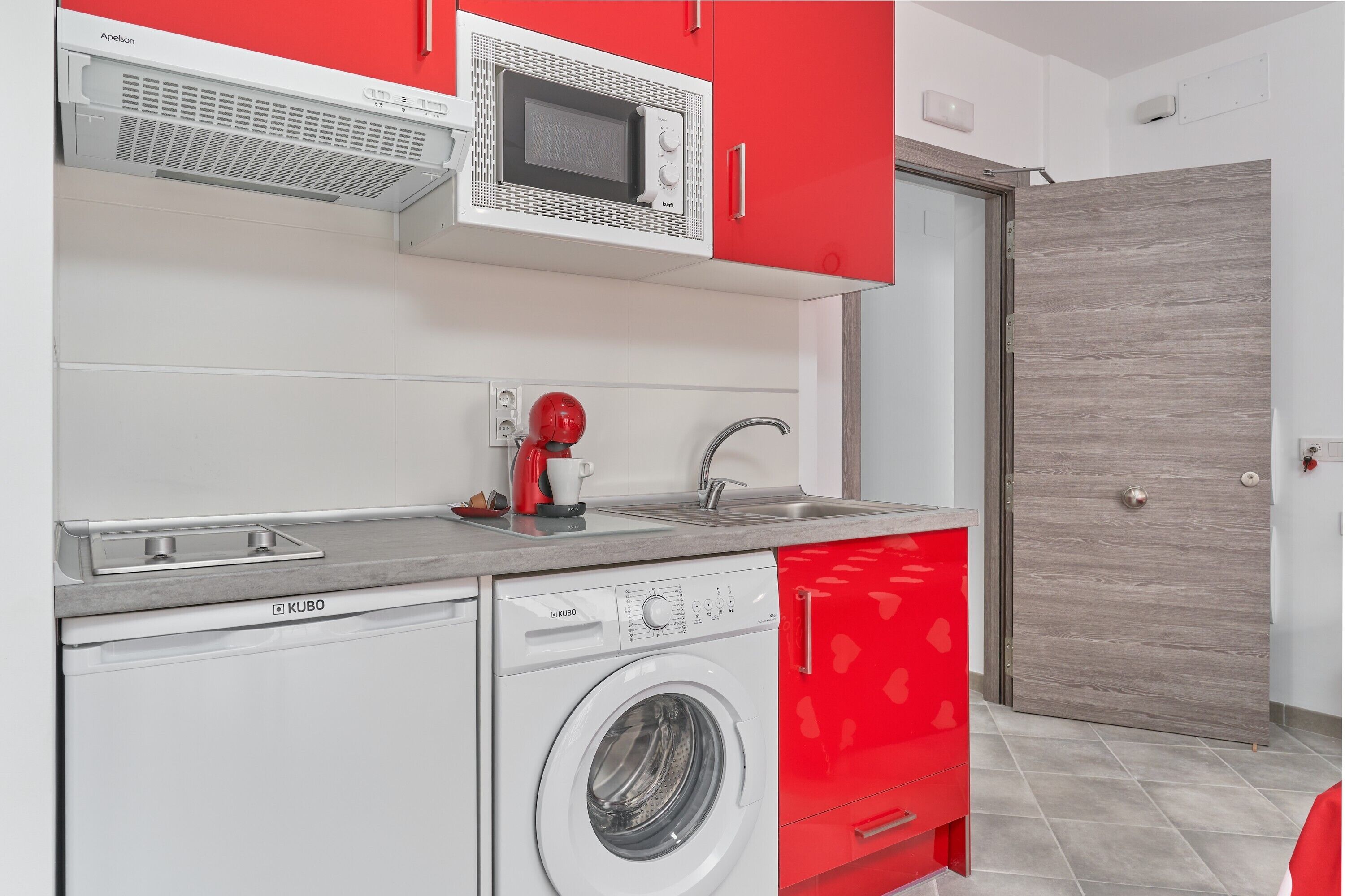 Kühlschrank, Mikrowelle, Herdplatte, Wasserkocher mit Kaffee-/Teezubehör