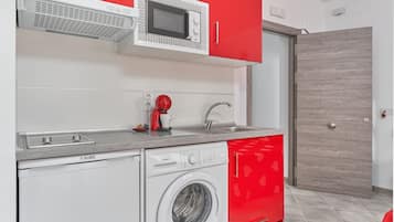 Kühlschrank, Mikrowelle, Herdplatte, Wasserkocher mit Kaffee-/Teezubehör