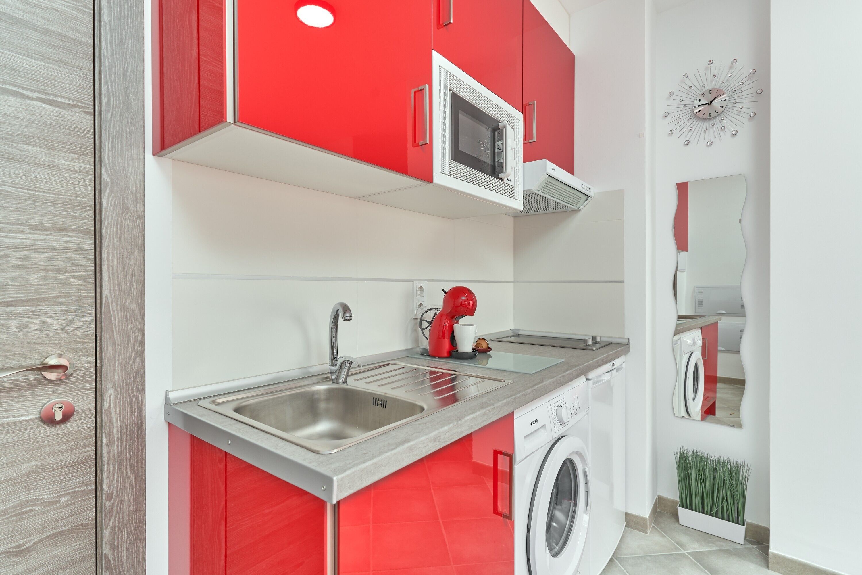 Refrigerador, microondas, placa de cocina, cafetera/tetera