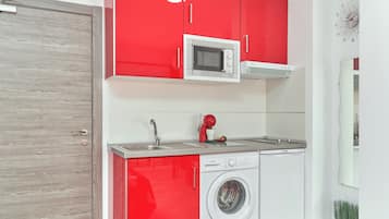 Réfrigérateur, micro-ondes, plaque de cuisson, cafetière/bouilloire