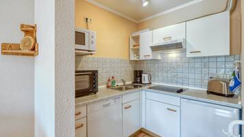 Fridge, stovetop, dishwasher, coffee/tea maker