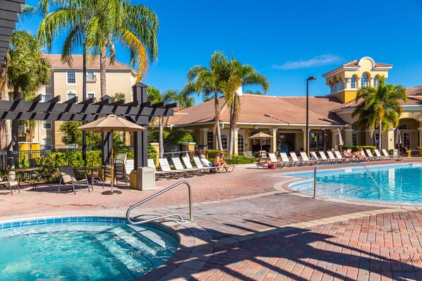 Una piscina al aire libre, una piscina climatizada