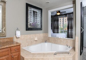 Secador de pelo, toallas, jabón y champú