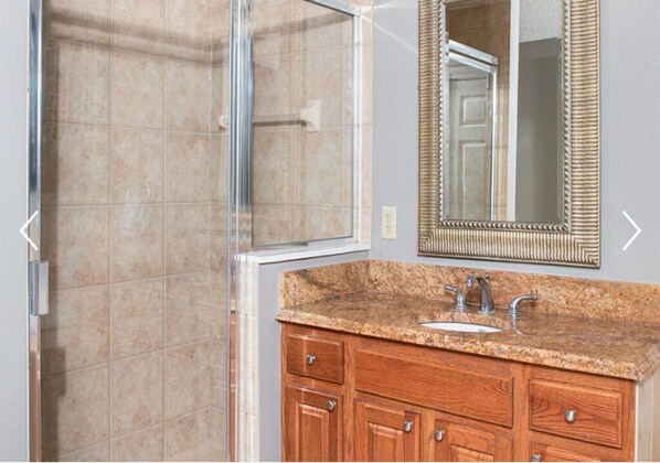 Secador de pelo, toallas, jabón y champú