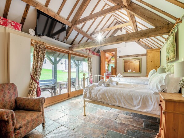6 bedrooms, free WiFi, bed sheets