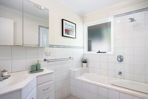 Hair dryer, towels - Spacious Family Oasis With Heated Pool (Carrum Downs)
