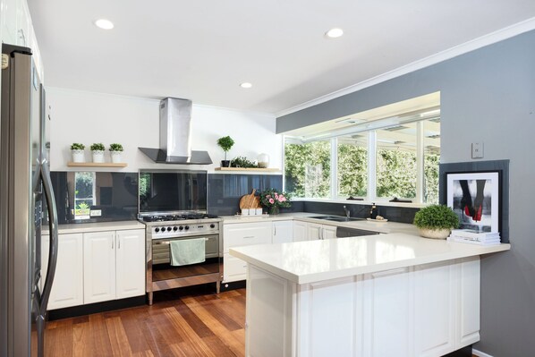 Fridge, microwave, oven, stovetop - SHINE Carrum Down Spacious Family Oasis With Heated Pool (Carrum Downs)