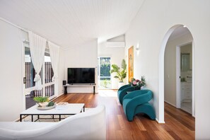 TV - Spacious Family Oasis With Heated Pool (Carrum Downs)