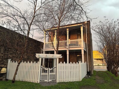 Heart of Downtown w Balcony by Dauphin St; walk to restaurants & shops SLEEPS 6!