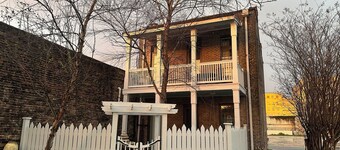 Heart of Downtown w Balcony by Dauphin St; walk to restaurants & shops SLEEPS 6!