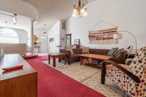 Een televisie, boeken en een printer