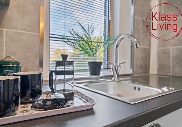 Refrigerador, microondas, horno y cafetera y tetera 