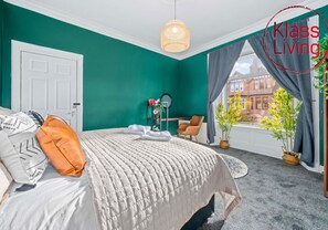 1 habitación, tabla de planchar con plancha y cuna de viaje 