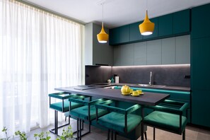 Kühlschrank, Ofen, Herdplatte, Wasserkocher mit Kaffee-/Teezubehör