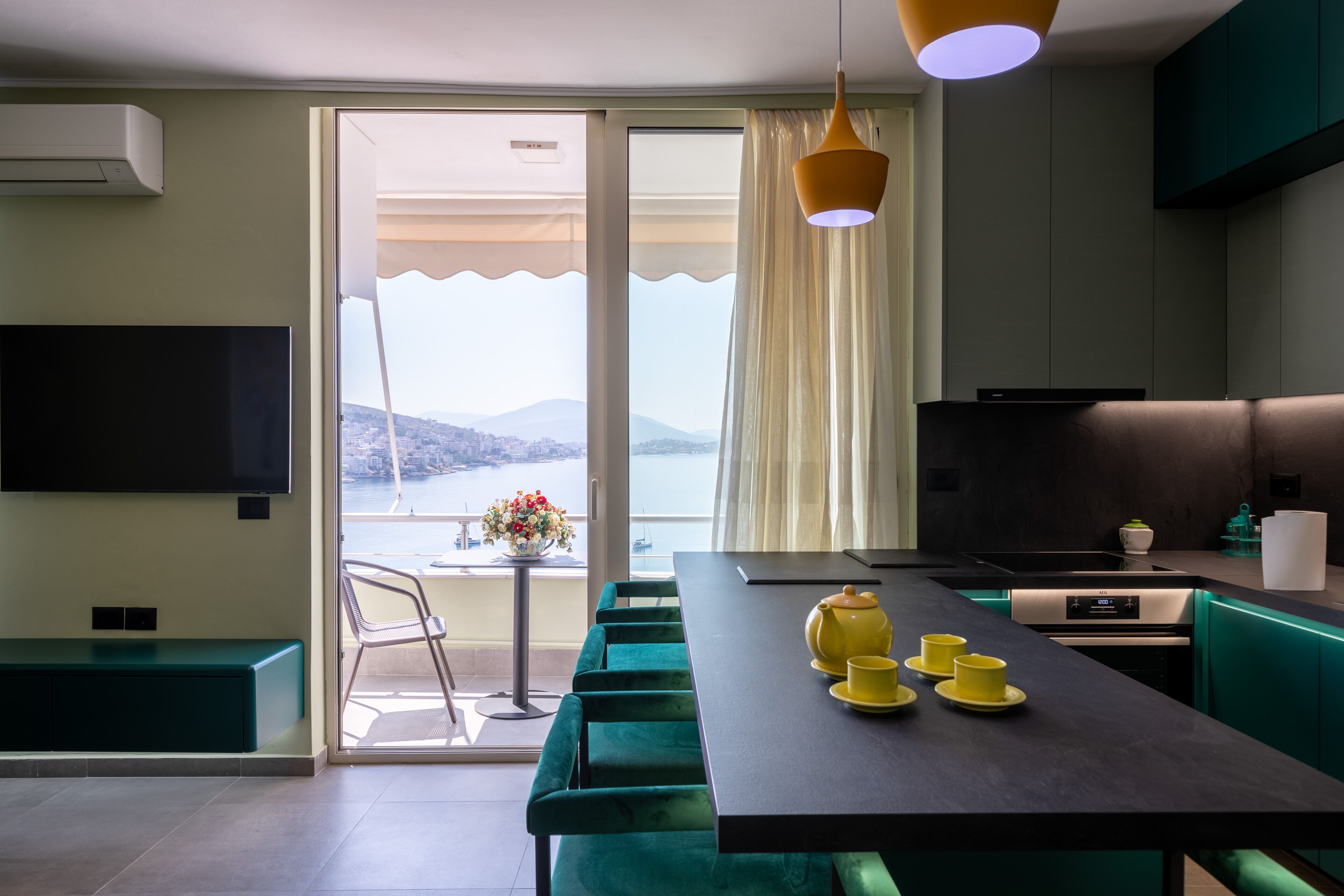 Fridge, oven, stovetop, coffee/tea maker