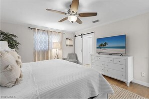 3 bedrooms, iron/ironing board, WiFi, bed sheets - Beautiful Home on a canal. Heated pool. Sunrise and Sunsets are spectacular. (Cape Coral)