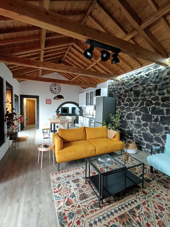 Smart TV, books - Casa do Poço - cozy house in a rural parish,a quiet space with sea views. (Santa Bárbara)