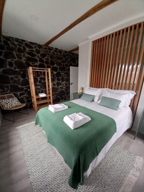 2 bedrooms, travel crib, free WiFi, bed sheets - Casa do Poço - cozy house in a rural parish,a quiet space with sea views. (Santa Bárbara)