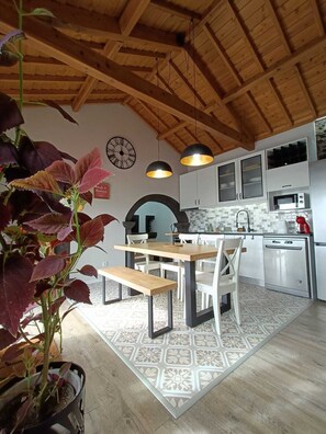 Dining - Casa do Poço - cozy house in a rural parish,a quiet space with sea views. (Santa Bárbara)