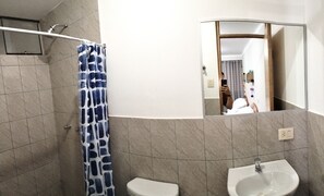 Shower, rainfall showerhead, heated floors - The Hannahs House (Cusco)