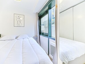 1 dormitorio, tabla de planchar con plancha, wifi y ropa de cama