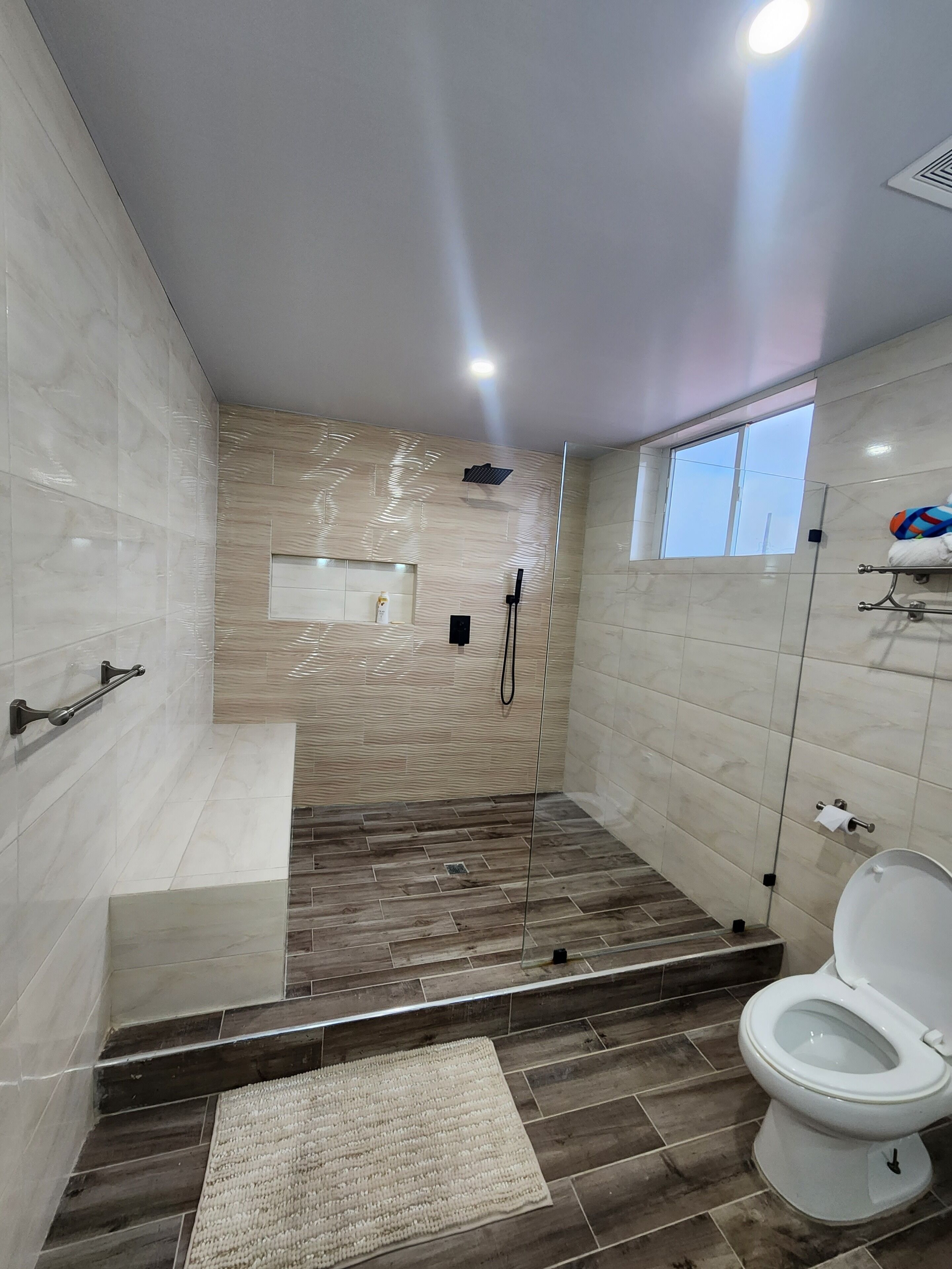 تجهيزات دش، مناشف، صابون، ورق حمّام