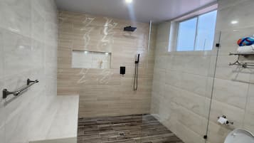 Ducha, toallas, jabón y papel higiénico