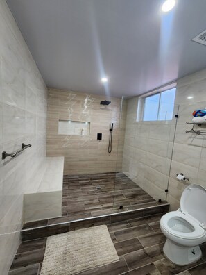 Douche, serviettes fournies, savon, papier toilette