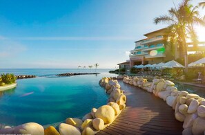 Una piscina al aire libre, una piscina climatizada