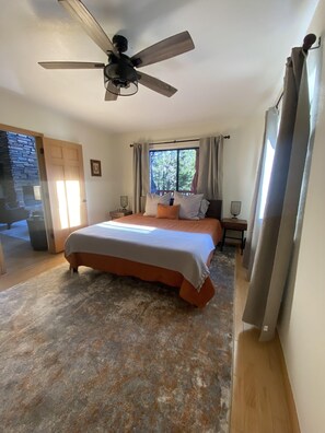 3 habitaciones, escritorio, tabla de planchar con plancha y wifi gratis