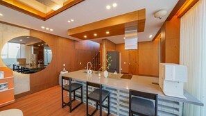 Zimmer (Room 8)