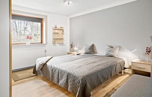 4 bedrooms, travel crib, free WiFi