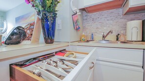 Fridge, microwave, oven, stovetop - BeachBlockSeaEscape🌅See Beach Block Paradise VRBO# 2963230 for Reviews~Same Host (Ocean City)