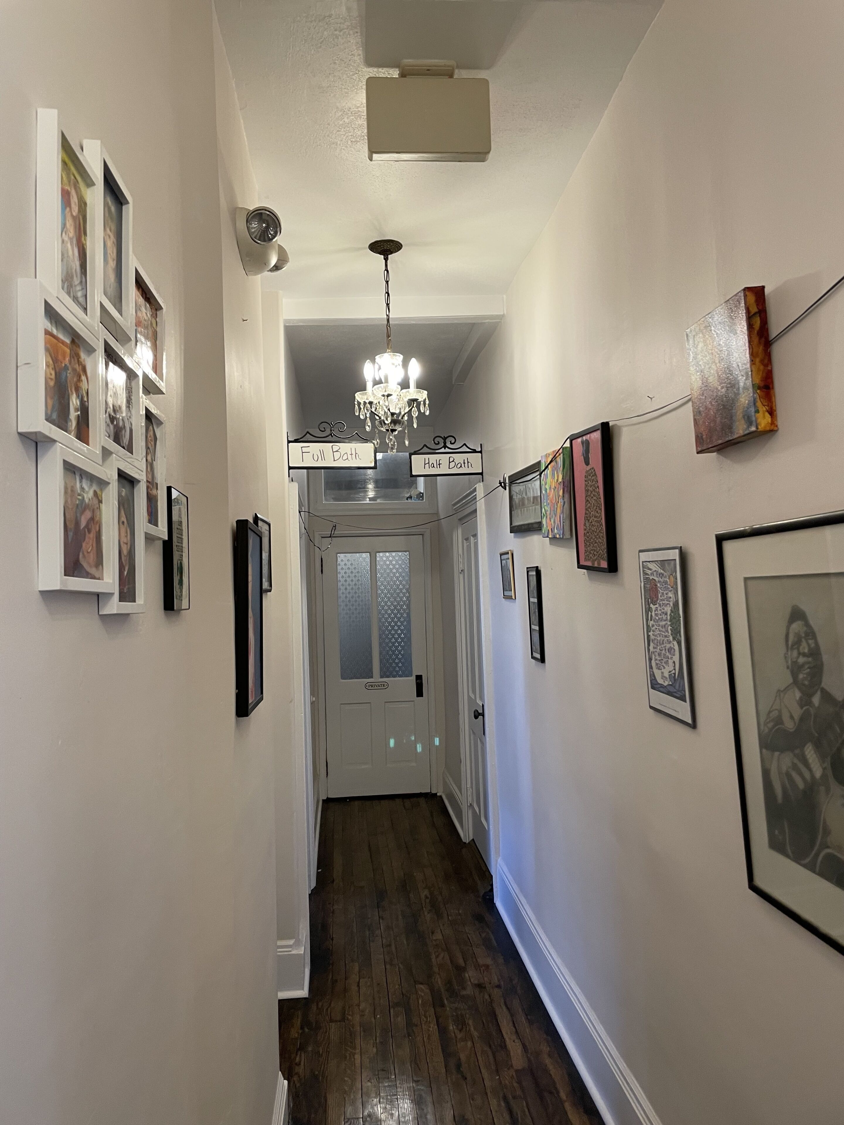 Habitación Gallery, 2 camas Queen size, para no fumadores, baño compartido | Área de sala de estar | Televisión LED de 32 pulgadas con canales digitales y bocina smart 