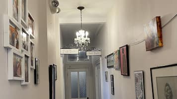 Habitación Gallery, 2 camas Queen size, para no fumadores, baño compartido | Área de sala de estar | Televisión LED de 32 pulgadas con canales digitales y bocina smart