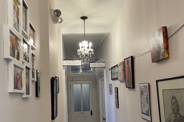 Gallery Room, 2 Queen Beds, Non Smoking, Shared Bathroom | Living area | 32-inch LED TV with digital channels, smart speakers