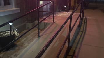 Vista frontal de la propiedad por la tarde o noche