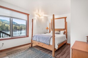 5 bedrooms, desk, iron/ironing board, free WiFi