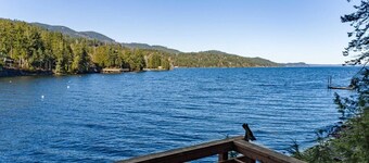 Stunning views, Strong Wi-fi, and Private Beach!