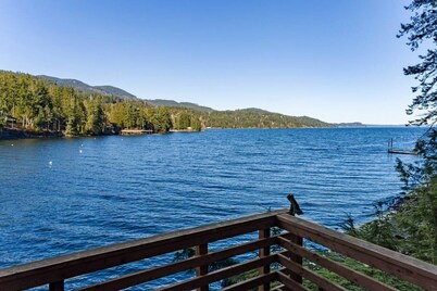 Stunning views, Strong Wi-fi, and Private Beach!