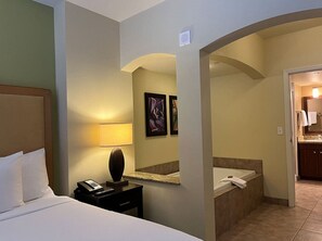 2 bedrooms, iron/ironing board, WiFi, bed sheets - 2 Nights Vegas Super Bowl Condo Sleep 8 for 950 USD; Night 3 available (Las Vegas)