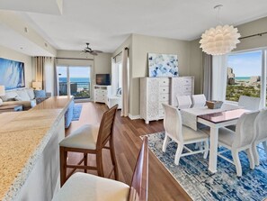 Dining - Luau 7004, 1BR/1BA with full kitchen condo w/ stunning Gulf, Pool & Bay views. 10th floor! (Miramar Beach)