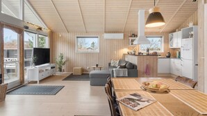 A modern, open-plan living space with a kitchen, dining area, and seating area. - Cozy home in Vordingborg with WiFi (Vordingborg)