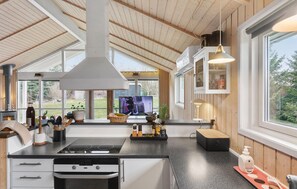 Fridge, oven, stovetop, dishwasher - Cozy home in Vordingborg with WiFi (Vordingborg)