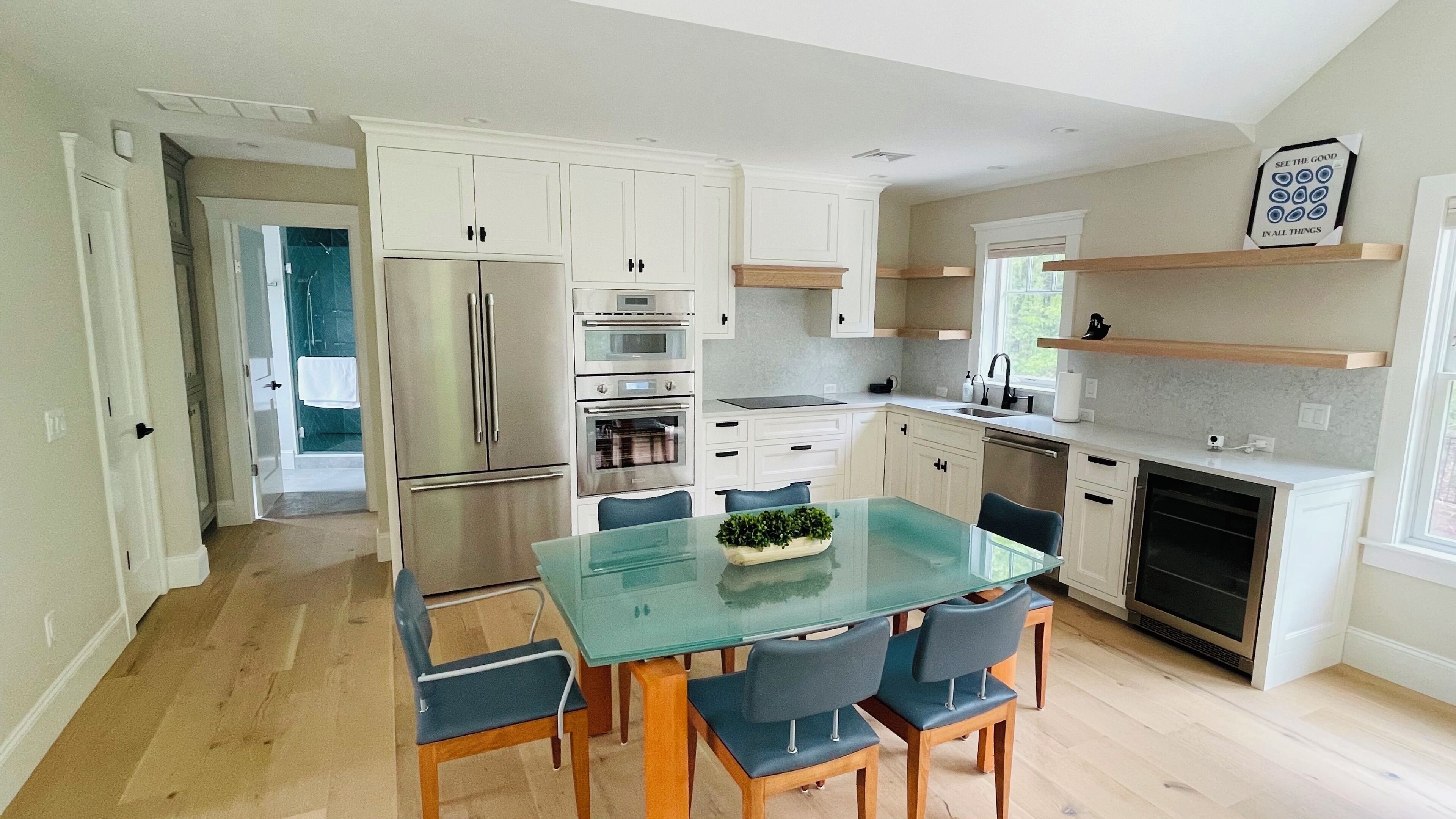 Coffee/tea maker, fridge, oven, stovetop