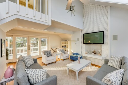 Quaint Beach House with AC, Pool, Hot tub area, Fire Pit, and Ocean Views