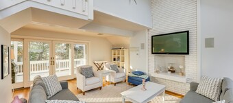 Quaint Beach House with AC, Pool, Hot tub area, Fire Pit, and Ocean Views