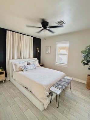 2 soverom, strykejern/-brett, reiseseng for barn og wi-fi (inkludert)